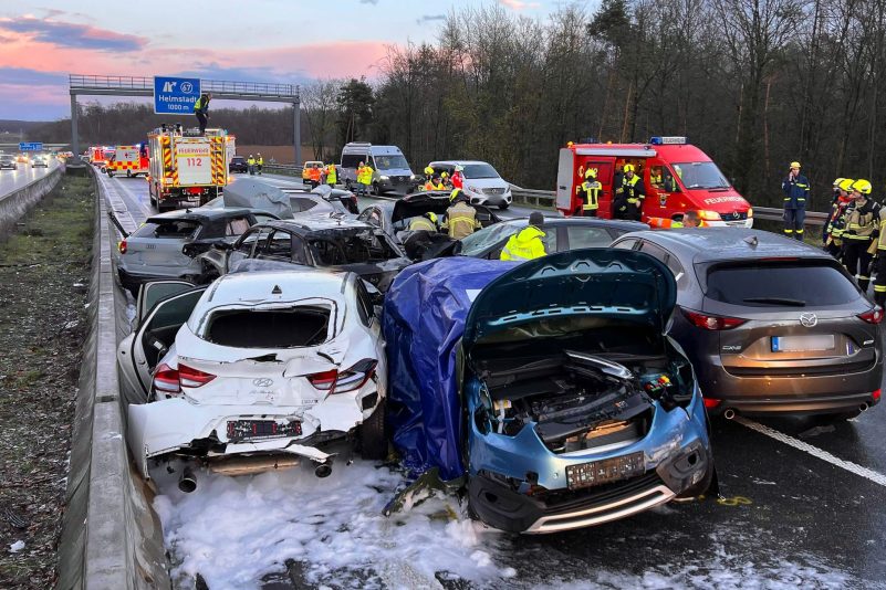 Mehrere Fahrzeuge stehen nach der Massenkarambolage teils stark beschädigt an der Unfallstelle.