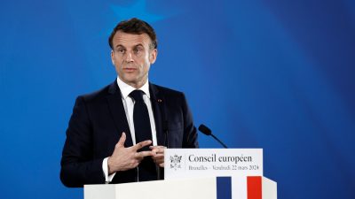 Frankreichs Präsident Emmanuel Macron hat nach dem Terroranschlag bei Moskau im Élysée-Palast den Verteidigungs- und Sicherheitsrat einberufen (Archivbild).