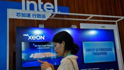 Ein Intel-Stand in Peking wirbt während einer Messe für Xeon-Chips.