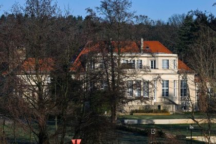 Blick auf ein Gästehaus in Potsdam, in dem AfD-Funktionäre sowie einzelne Mitglieder der CDU und der erzkonservativen Werteunion an einem Rechten-Treffen teilgenommen haben.