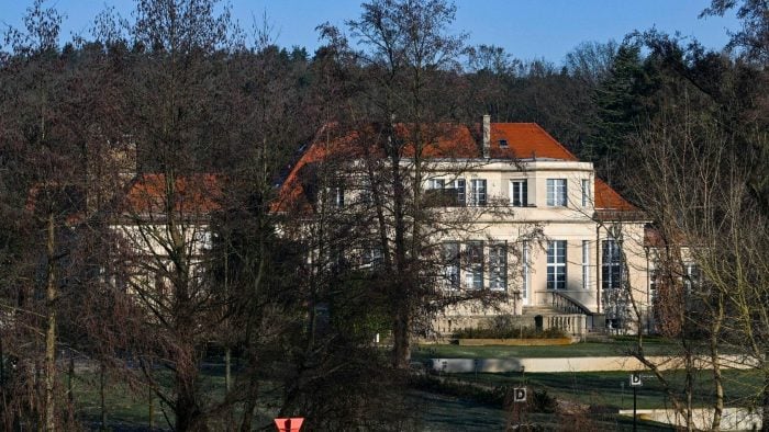 Blick auf ein Gästehaus in Potsdam, in dem AfD-Funktionäre sowie einzelne Mitglieder der CDU und der erzkonservativen Werteunion an einem Rechten-Treffen teilgenommen haben.