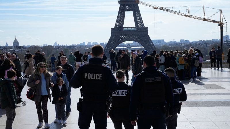 Polizisten patrouillieren auf dem Trocadero-Platz unweit des Eiffelturms.