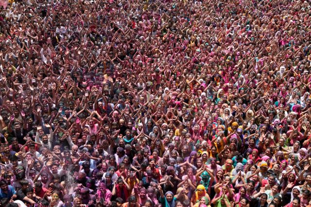 Gläubige jubeln während der Holi-Feierlichkeiten im Kalupur Swaminarayan-Tempel in Ahmedabad. Das Fest der Farben markiert den Beginn des Frühlings und den Triumph des Guten über das Böse.