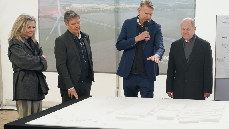 Die schwedische Botschafterin Veronika Wand-Danielsson (l-r), Wirtschaftsminister Robert Habeck, Northvolt-CEO Peter Carlsson und Bundeskanzler Olaf Scholz vor einem 3-D-Modell des Fabrikareals.