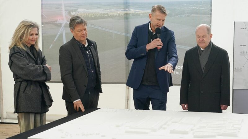 Die schwedische Botschafterin Veronika Wand-Danielsson (l-r), Wirtschaftsminister Robert Habeck, Northvolt-CEO Peter Carlsson und Bundeskanzler Olaf Scholz vor einem 3-D-Modell des Fabrikareals.