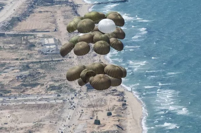 Hilfe aus der Luft:&nbsp;Fallschirme mit Lebensmitteln schweben nach dem Abwurf aus einer C-130 Hercules Transportmaschine der Luftwaffe über dem Gazastreifen.