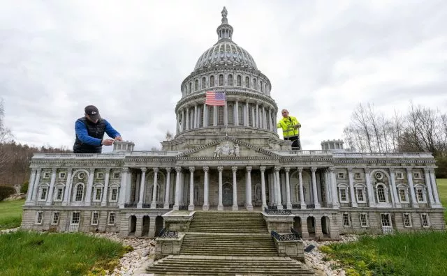Mit letzten Handgriffen sind Lukas Neubert (l) und Thomas Röder am 3,50 Meter hohen Capitol in der Miniwelt in Lichtenstein beschäftigt. Der Miniaturpark startet am Gründonnerstag in seine 25. Saison.