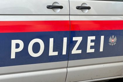 Betagter Autofahrer überfährt Ehefrau: 84-Jährige tot