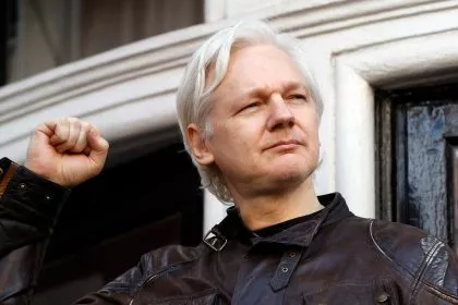 Londoner High Court: Assange darf nicht unmittelbar an USA ausgeliefert werden