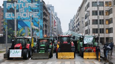 Traktoren in der Wetstraat/Rue de la Loi während einer Protestaktion in Brüssel.