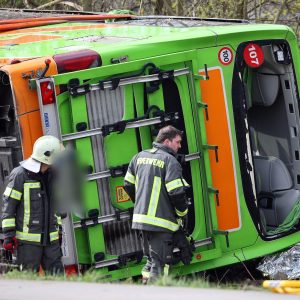 53 Fahrgäste und 2 Busfahrer an Bord: Schwerer Busunfall auf A9 in Sachsen – mindestens fünf Tote