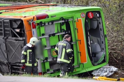 53 Fahrgäste und 2 Busfahrer an Bord: Schwerer Busunfall auf A9 in Sachsen – mindestens fünf Tote