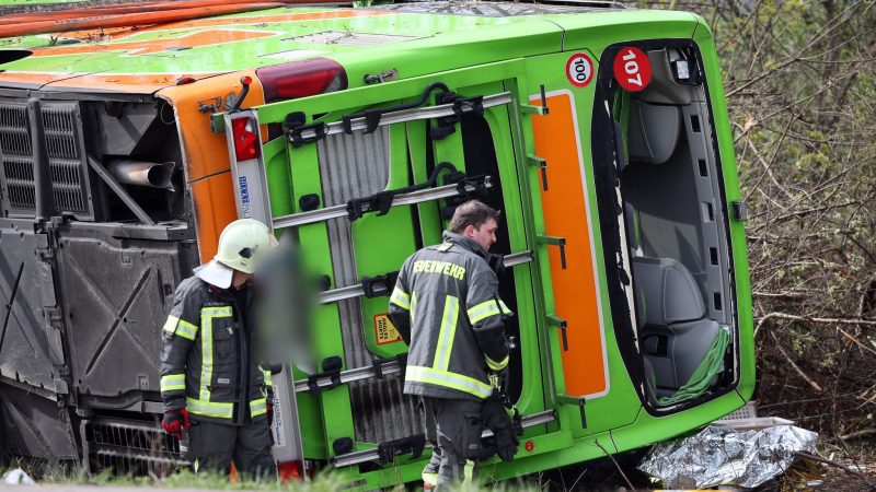 53 Fahrgäste und 2 Busfahrer an Bord: Schwerer Busunfall auf A9 in Sachsen – mindestens fünf Tote