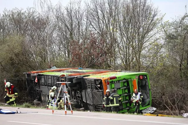 Der Reisebus kam von der Fahrbahn ab und stürzte schließlich zur Seite.