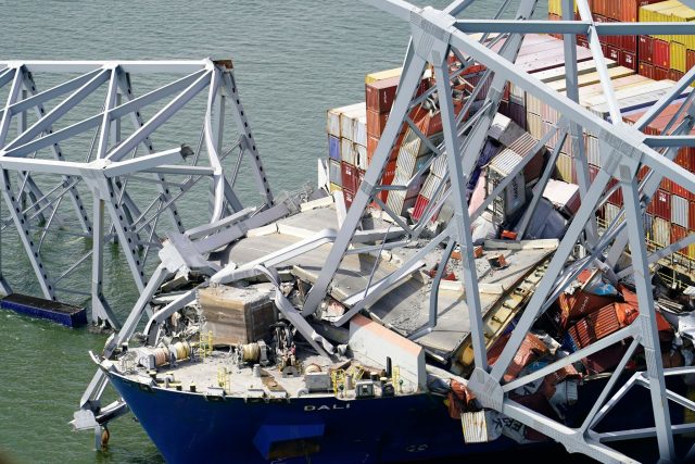 Zur Schiffsladung gehörten 56 Container mit gefährlichen Materialien, etwa ätzende oder entzündliche Stoffe.