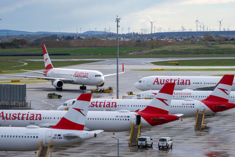Flugzeuge der Austrian Airlines  (AUA) am Flughafen Wien-Schwechat.