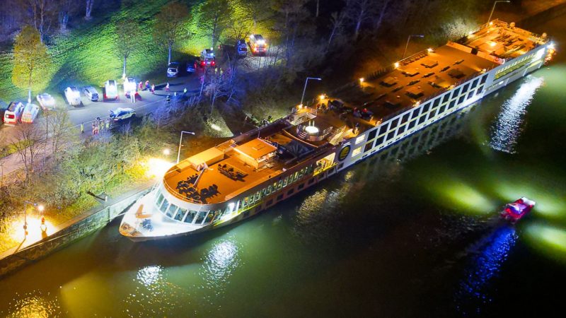 Ein bulgarisches Kreuzfahrtschiff ist in Aschach an der Donau im Schleusenbereich gegen eine Betonmauer geprallt.