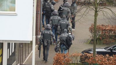 In der niederländischen Stadt Ede in der Provinz Geldern sind mehrere Menschen als Geiseln genommen worden.