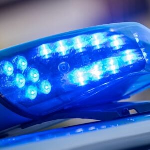 Mann greift Menschen am Straßenrand mit Messer an – vier Personen schwer verletzt