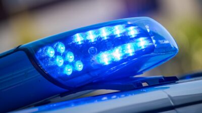 Mann greift Menschen am Straßenrand mit Messer an – vier Personen schwer verletzt