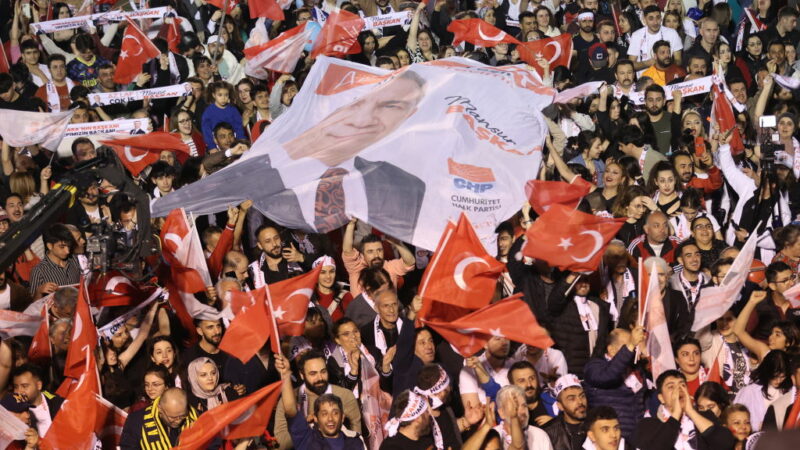 CHP feiert großes Comeback mit neuem Vorsitzenden und verdrängt Erdoğans AKP vom Spitzenplatz
