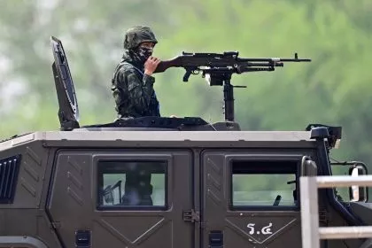 Schwere Luftangriffe an der Grenze zu Thailand durch Myanmars Militärjunta