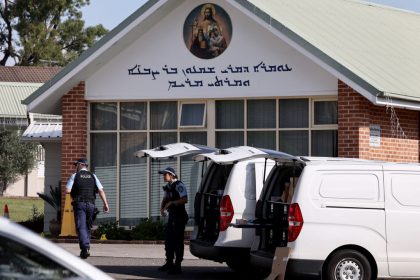 Schwere Ausschreitungen vor Kirche – Polizei wertet Angriff auf Priester als Terrorakt