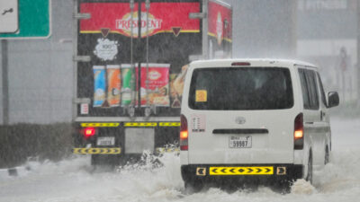 Hochwasser nach Starkregen in Dubai: Flughafen und Autoverkehr lahmgelegt