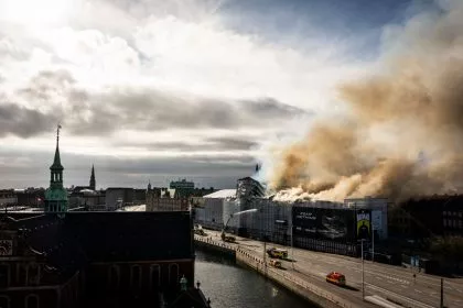 Kopenhagener Börse durch Feuer stark beschädigt – Großteil der Kunstschätze gerettet