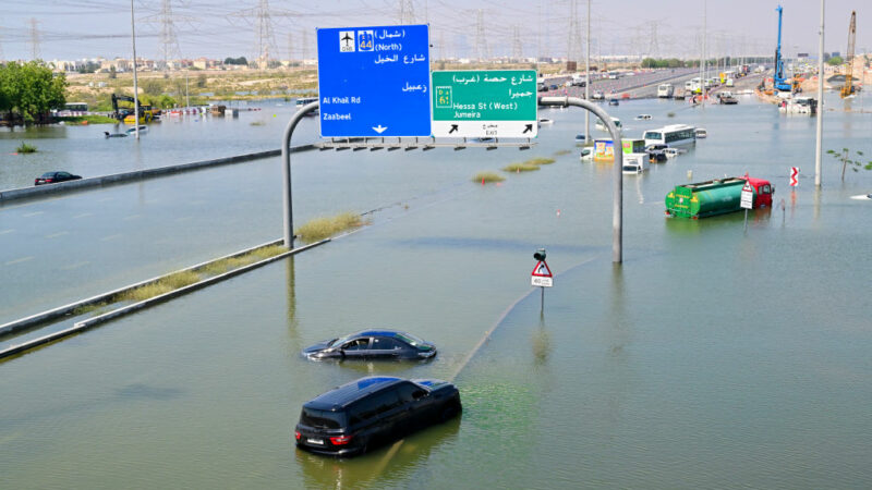 Alles noch nass: Betrieb am Flughafen Dubai läuft ganz langsam wieder an