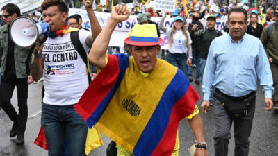 Hunderttausende demonstrieren gegen Kolumbiens linksgerichteten Präsidenten