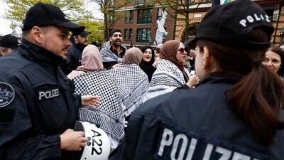 „Kalifat ist die Lösung“ in Hamburg: Mehr als 1.000 Islamisten wollen Kalifat und Scharia einführen