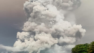 Es drohen pyroklastische Ströme und Tsunamis: Vulkan in Indonesien erneut ausgebrochen