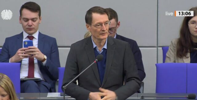 BMG-Chef Prof. Karl Lauterbach während seiner Befragung im Bundestag am 24. April 2024.