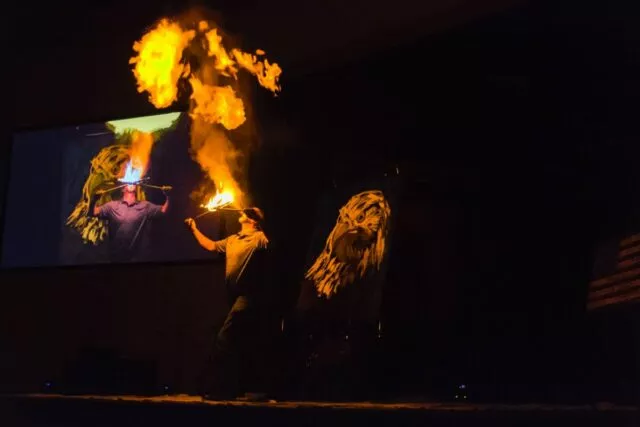 Ein Feuermaler bringt Veteranen das Malen bei
