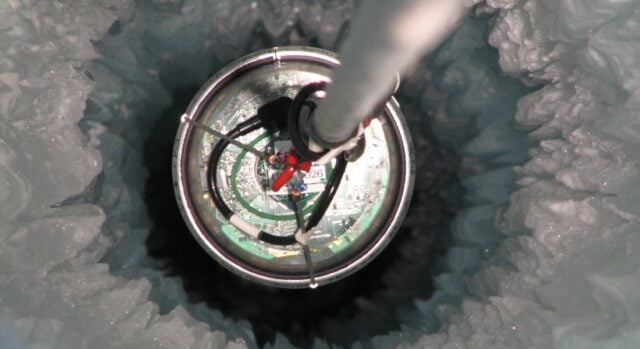 Ein Neutrino-Sensor wird in die Eisdecke des Südpols hinabgelassen.
