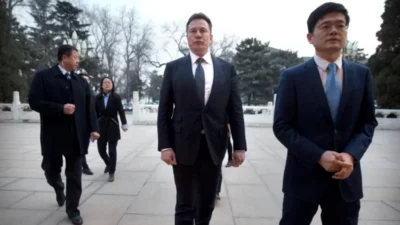 Elon Musk reist überraschend nach China und trifft sich mit Ministerpräsidenten