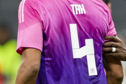 Deutschlands Jonathan Tah trägt das Adidas-Trikot mit der Rückennummer 4.