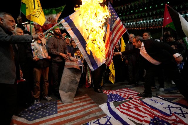 In Teheran versammelten sich einige Hunderte Regierungsanhänger zu Protesten und riefen «Tod für Israel» und «Tod für Amerika».