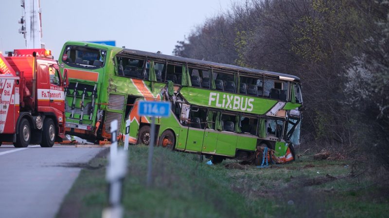 Flixbus appelliert nach Unfall auf A9: „Bitte anschnallen“