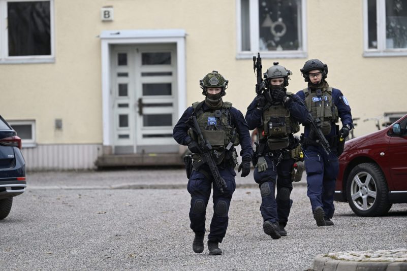 Bewaffnete Polizisten gehen in der Nähe der Viertola-Schule. Bei dem Vorfall an einer Grundschule in der finnischen Stadt Vantaa nördlich von Helsinki sind Kinder verletzt worden.
