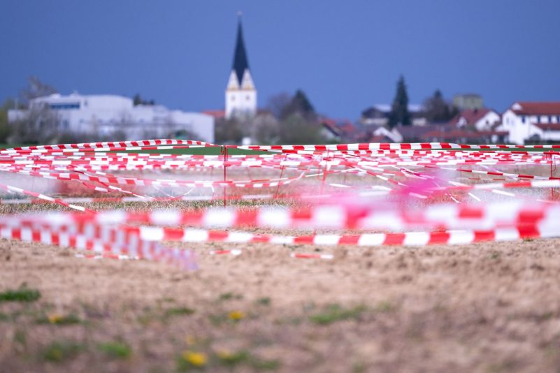 Umstrittener Baubeginn in Bayern: Flatterband markiert die neue BMW-Baustelle in den Gemeinden Irlbach und Straßkirchen. Hier will der Automobilhersteller ein Werk für die Montage von bis zu 600.000 Hochvoltspeichern pro Jahr errichten.