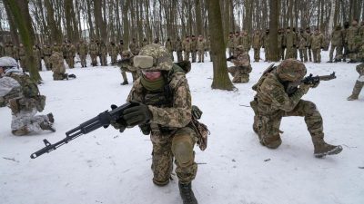 Soldaten der ukrainischen Territorialen Verteidigungskräfte und freiwillige Militäreinheiten der Streitkräfte nehmen an einer Militärübung in einem Stadtpark in Kiew teil.