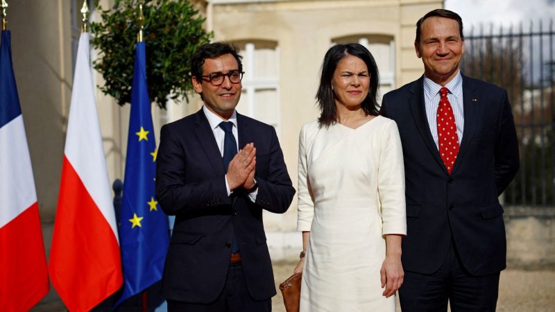 Frankreichs Außenminister Stephane Sejourne, Bundeaußenministerin Annalena Baerbock und Radoslaw Sikorski, Außenminister von Polen (v.l.n.r.), sind die drei Außenminister des sogenannten Weimarer Dreiecks.