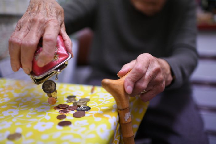 Jede Münze zählt: Eine Rentnerin mit ihrem Inhalt ihres Geldbeutel.