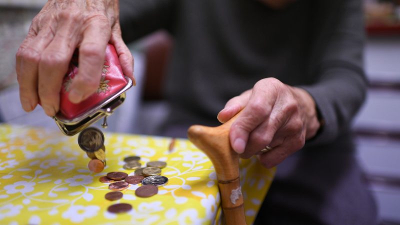 Jede Münze zählt: Eine Rentnerin mit ihrem Inhalt ihres Geldbeutel.