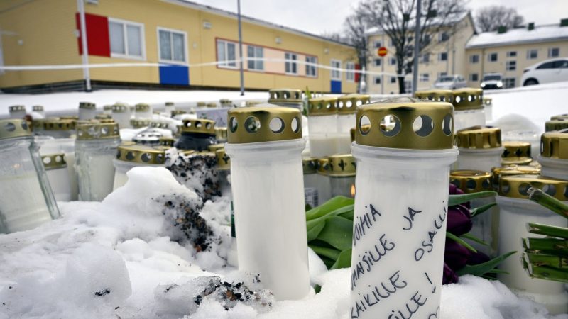 Kerzen und Blumen sind vor der in der Viertola-Schule im finnischen Vantaa aufgestellt.