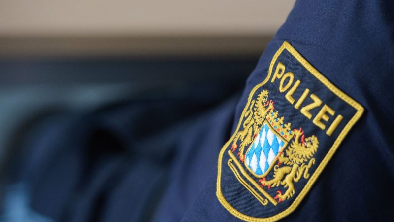 Ein Wappen der Bayerischen Polizei an einer Uniform.