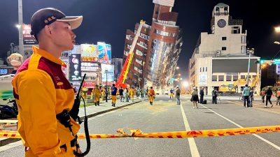 Ein Rettungshelfer steht an einer Absperrung zu einem schiefen Gebäude in der Stadt Hualien. Taiwan wurde von den stärksten Erdbeben seit 25 Jahren heimgesucht.
