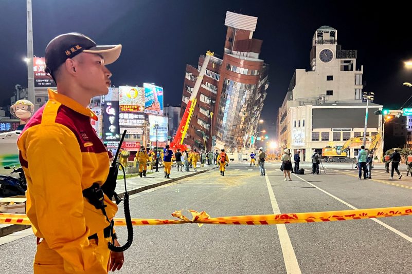 Ein Rettungshelfer steht an einer Absperrung zu einem schiefen Gebäude in der Stadt Hualien. Taiwan wurde von den stärksten Erdbeben seit 25 Jahren heimgesucht.